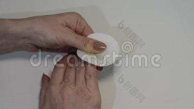 女人用棉垫去除旧指甲油，做手指甲